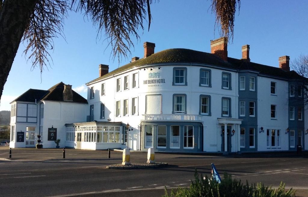 ein großes weißes Gebäude auf der Straßenseite in der Unterkunft The Beach Hotel in Minehead