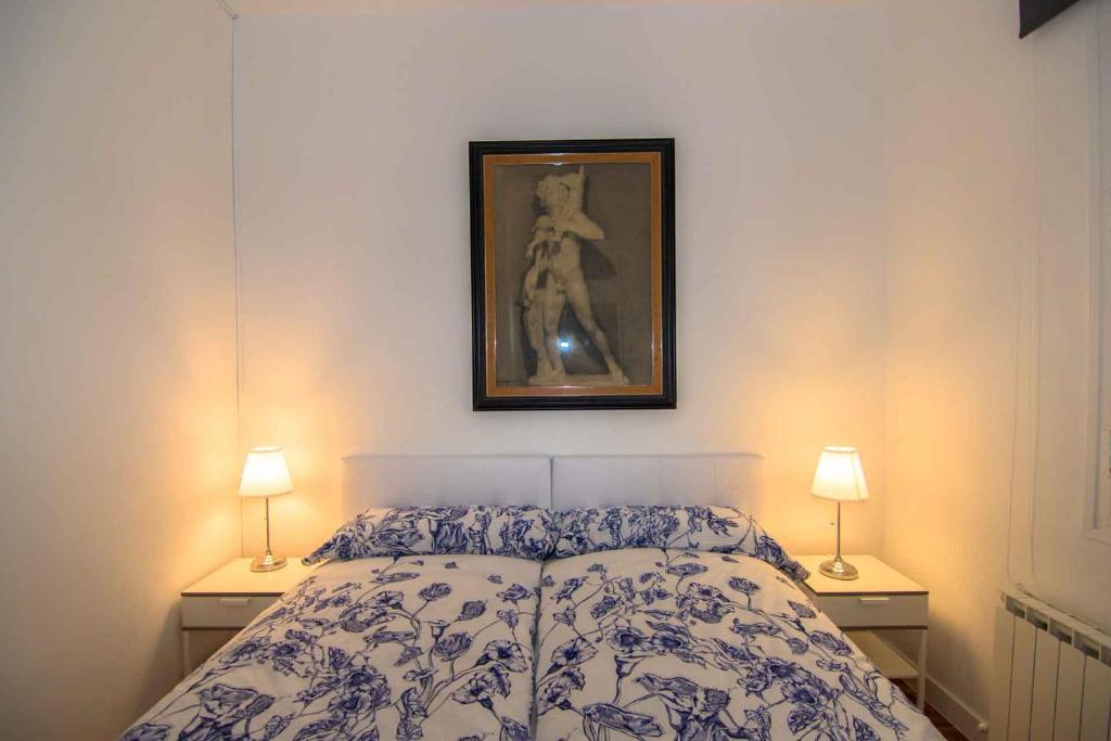 マドリードにあるApartamento Piamonteのベッドルーム1室(壁に絵が描かれたベッド1台付)