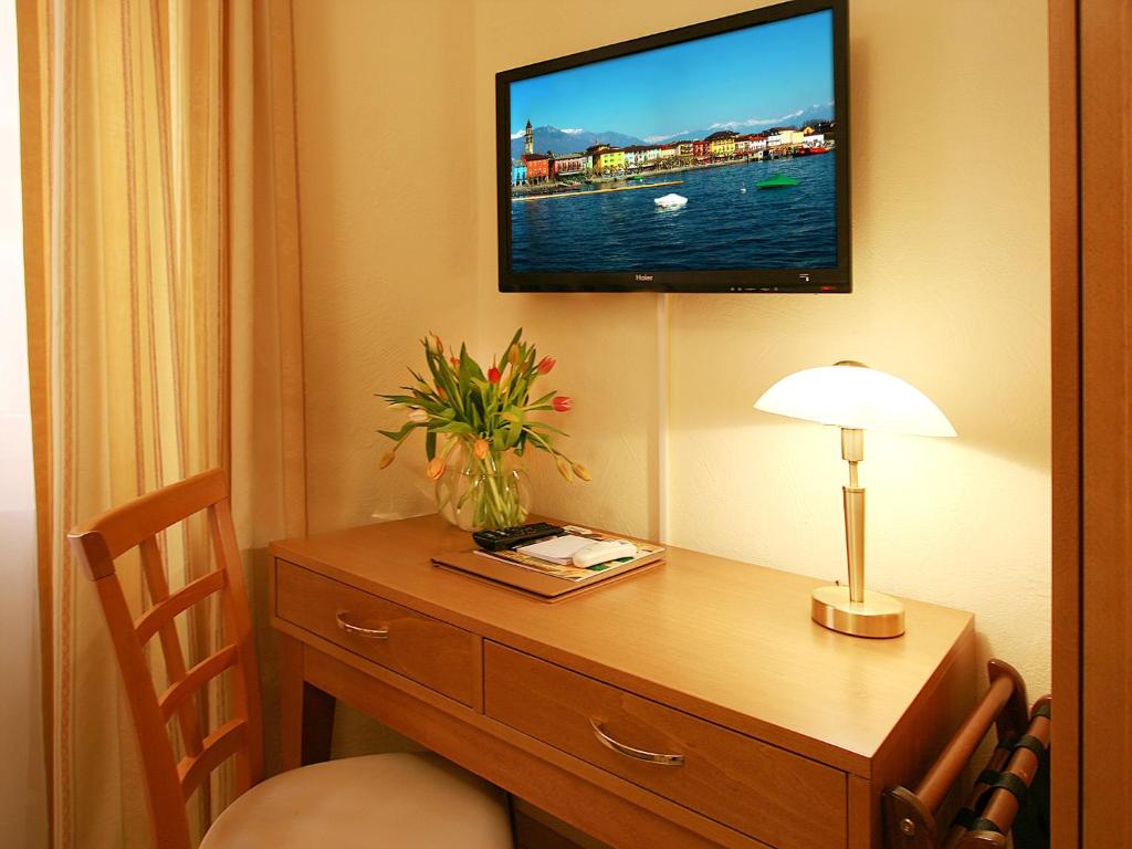 Una televisión o centro de entretenimiento en Hotel Garni Golf