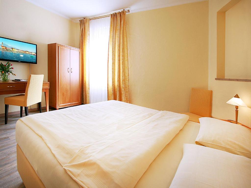Una cama o camas en una habitación de Hotel Garni Golf
