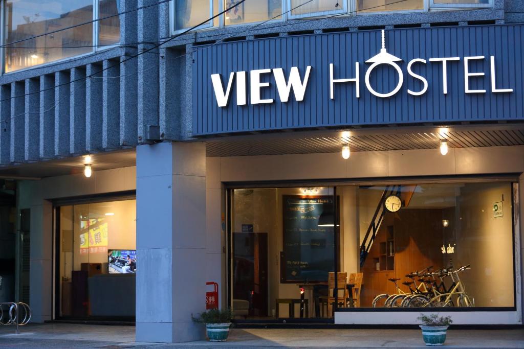una vista de una nueva señal de albergue en un edificio en View Hostel, en Hualien City