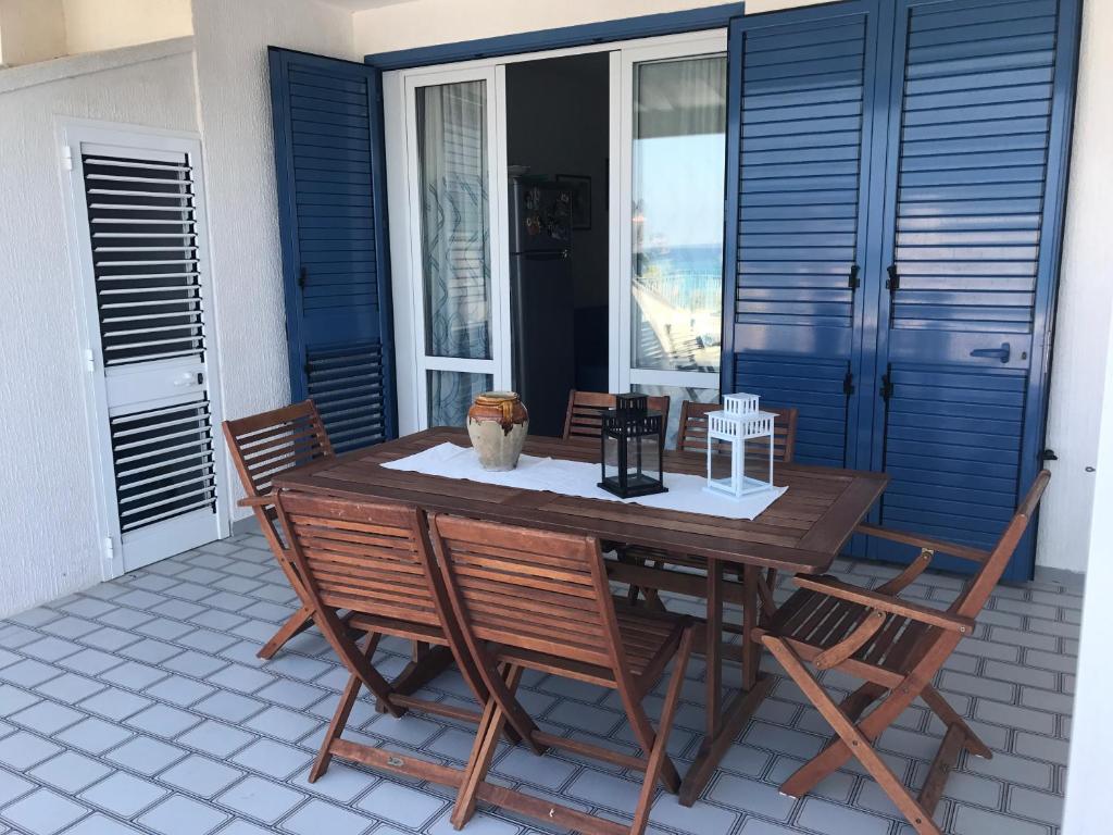 A balcony or terrace at LungoMare Apartment
