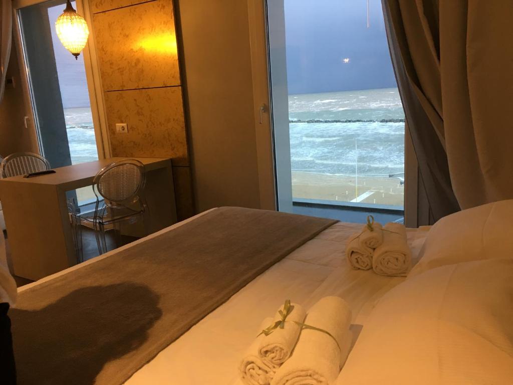 Postel nebo postele na pokoji v ubytování Bell Suite Hotel