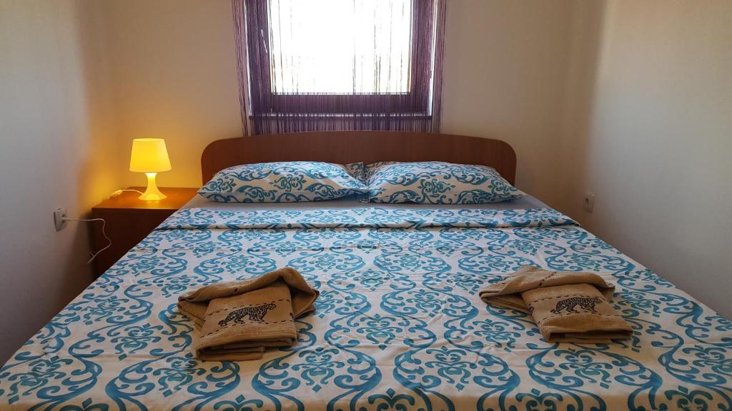 Łóżko lub łóżka w pokoju w obiekcie Apartmani Viktorija