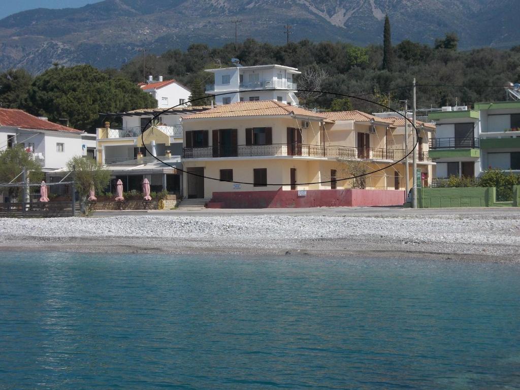 Akrogiali的住宿－Akrogiali Beach Apartments，水体岸边的房子