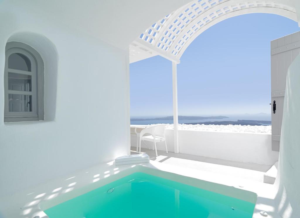 Bazén v ubytování Tholos Resort nebo v jeho okolí