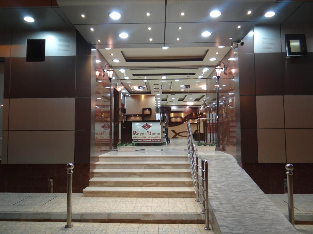 schody prowadzące do budynku z oświetleniem w obiekcie Royal Home Furnished Apartments w mieście Wadi ad-Dawasir