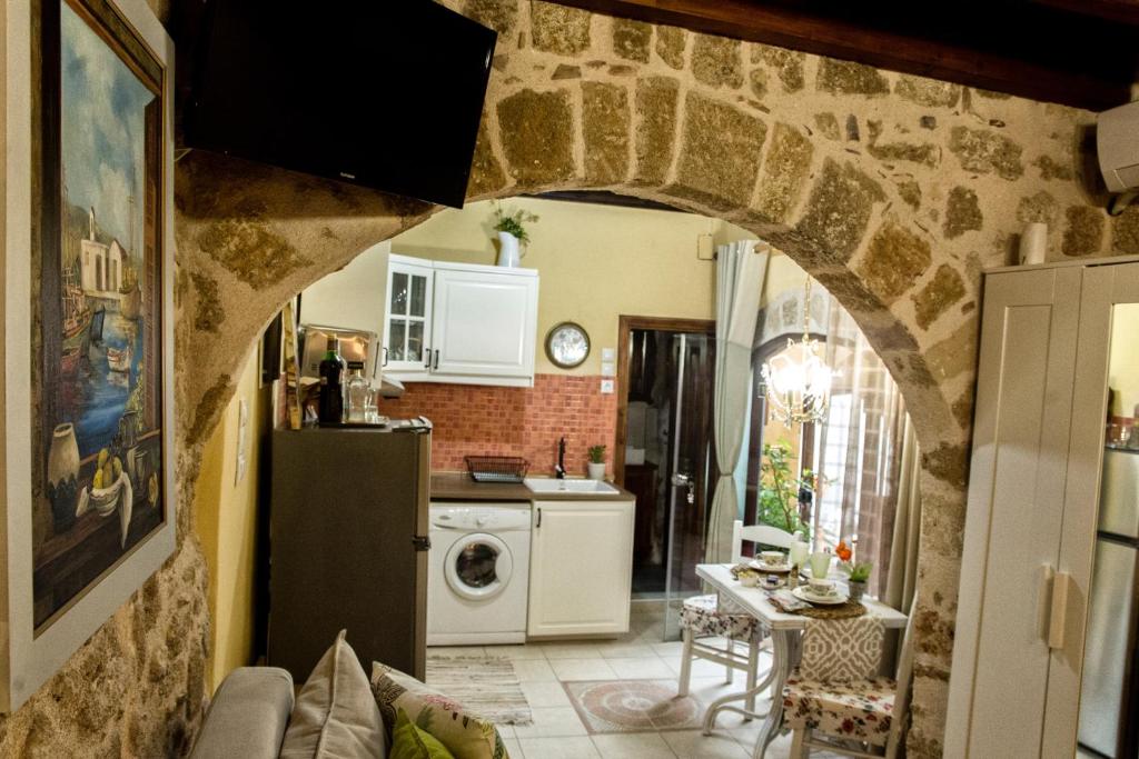 George & Alexandra's Apartments - 11