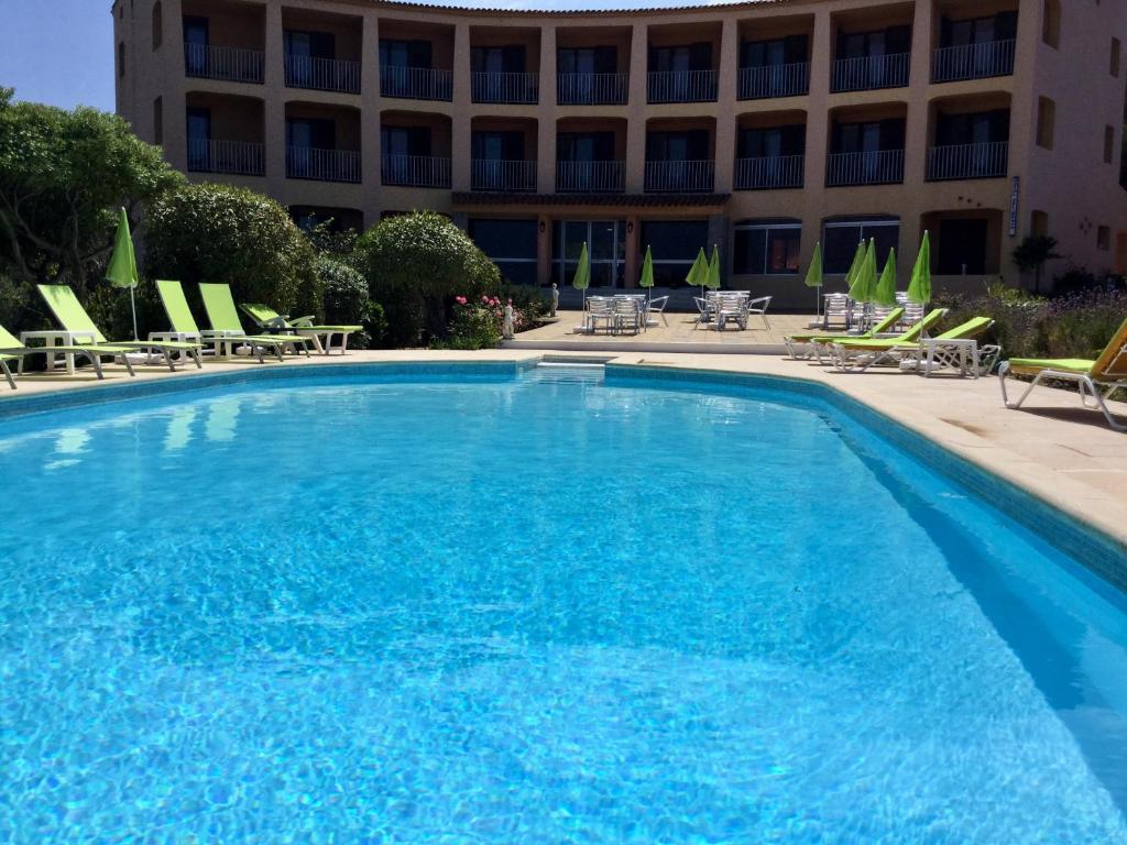 Bazén v ubytování Hotel Celine nebo v jeho okolí