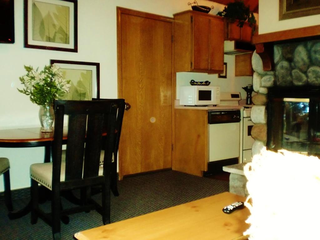 The North Shore Inn - Deluxe King Suite