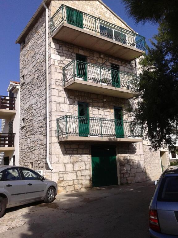 ein Gebäude mit Balkonen und einem davor geparkt in der Unterkunft Apartments Lorio in Vodice