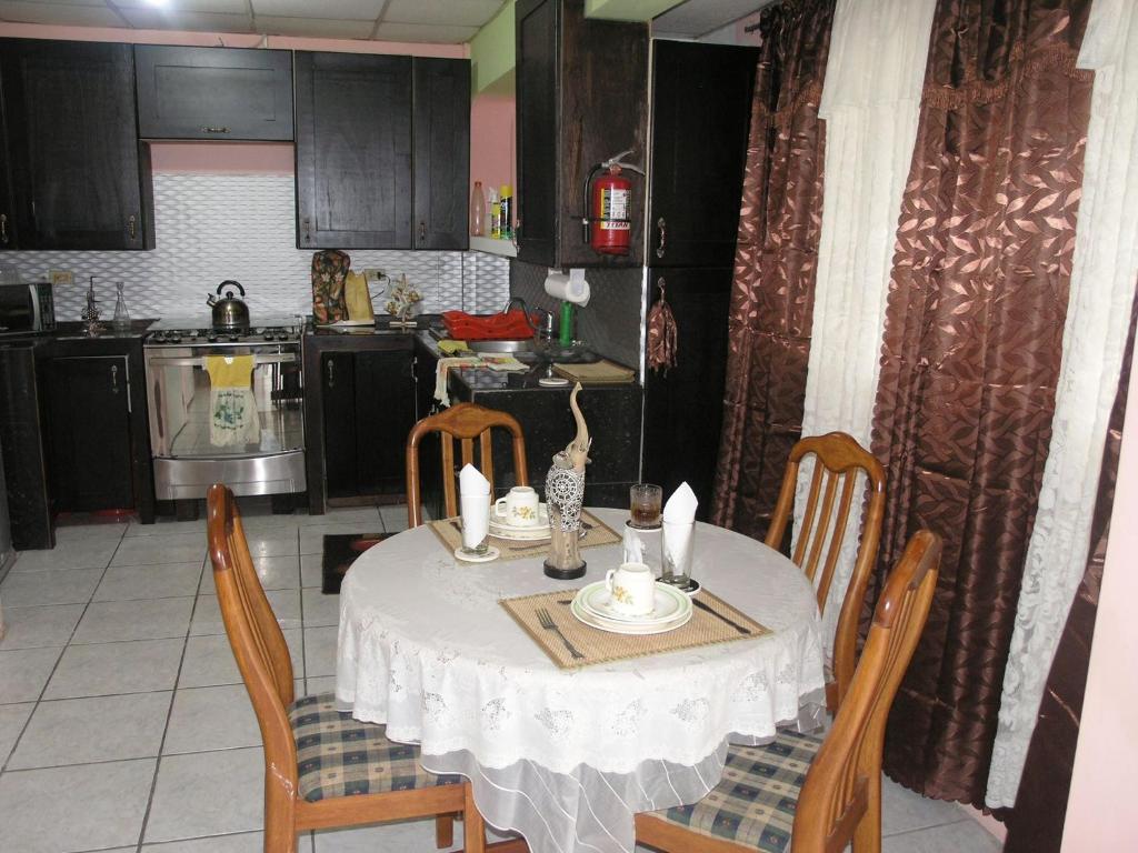 una cocina con mesa y sillas y una cocina con mesa y sillón. en Chateau Cherbrand, en San Juan