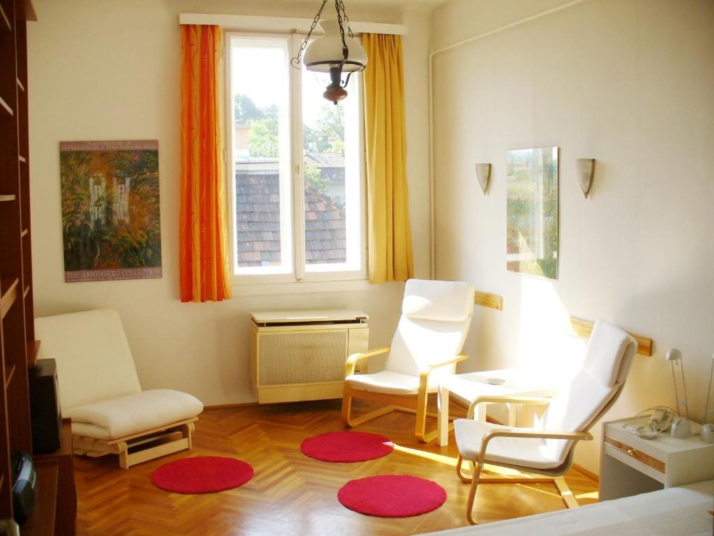 sala de estar con 2 sillas y mesa en Castle Area Apartment, en Budapest