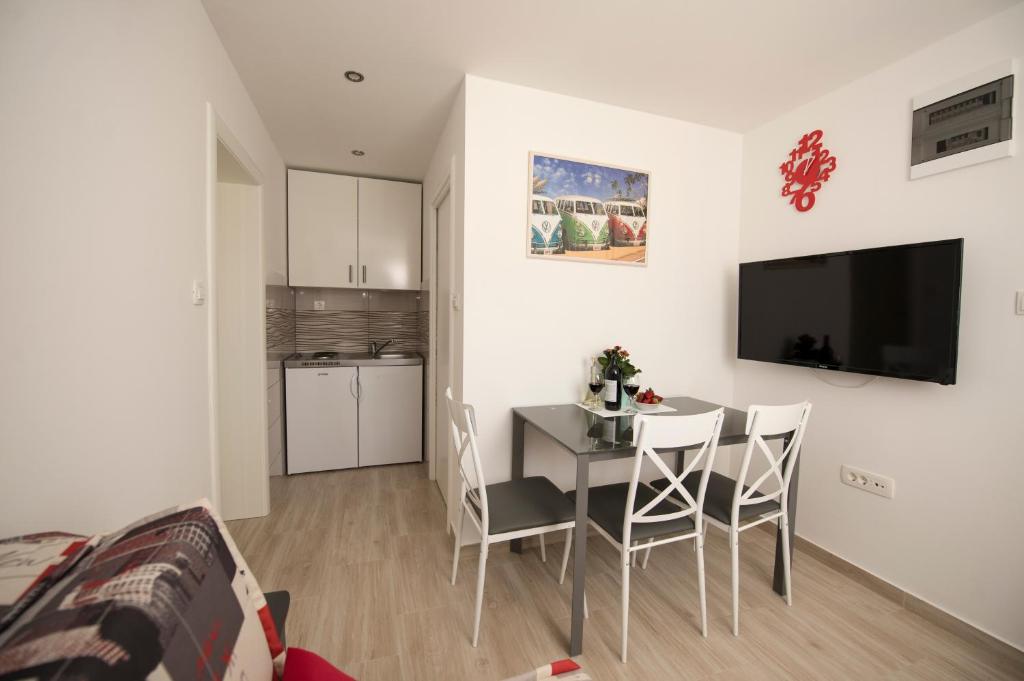 Kuchyň nebo kuchyňský kout v ubytování Apartments Bonus and private parking
