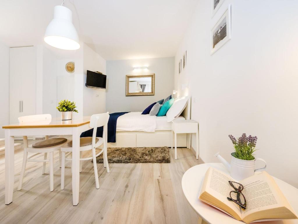 Schlafzimmer mit einem Bett, einem Tisch und einem Schreibtisch in der Unterkunft Navis Luxury Apartments in Vodice