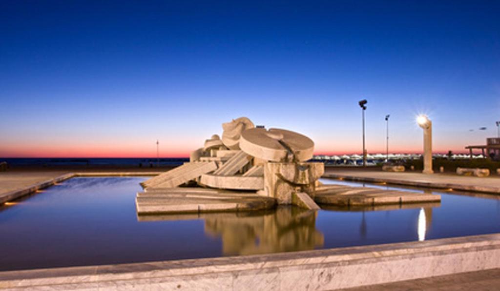 een sculptuur in het midden van een plas water bij Altea in Pescara