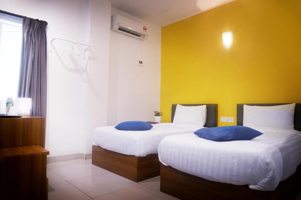 Postel nebo postele na pokoji v ubytování Brezza Hotel Sitiawan
