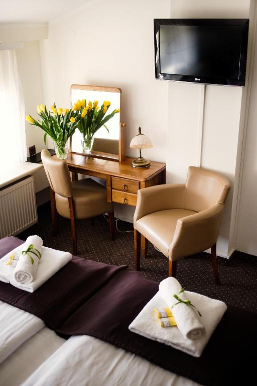 Televízia a/alebo spoločenská miestnosť v ubytovaní Hotel Eden