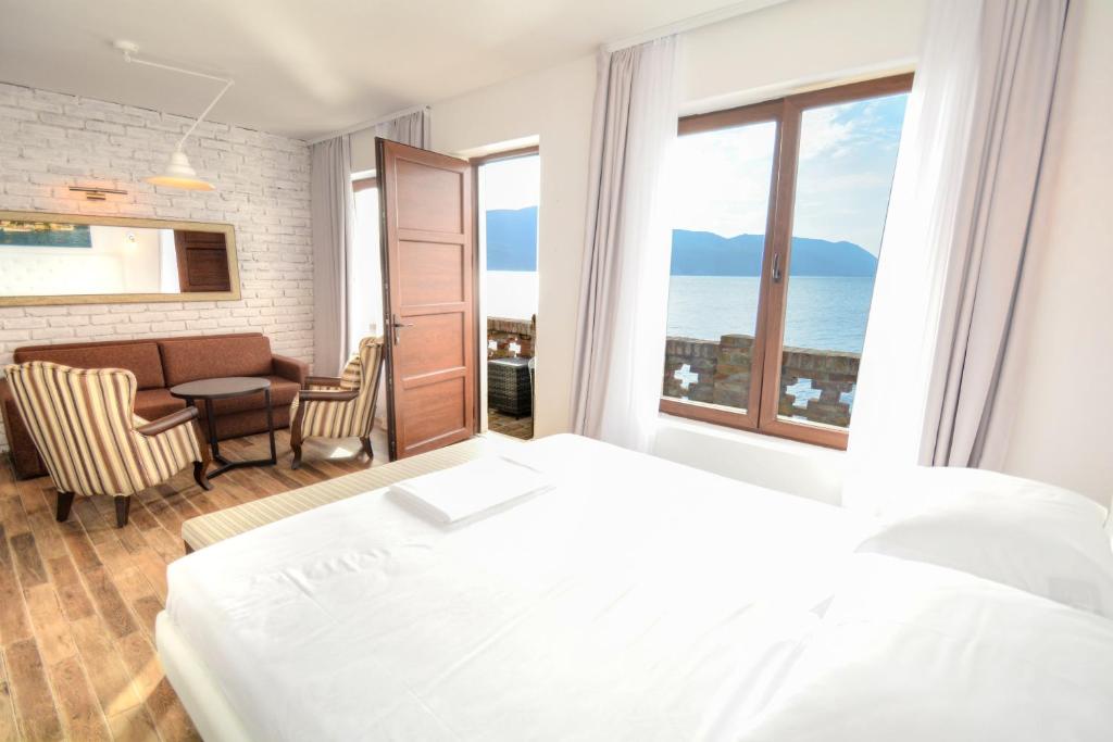 Postel nebo postele na pokoji v ubytování Forte Rose Hotel