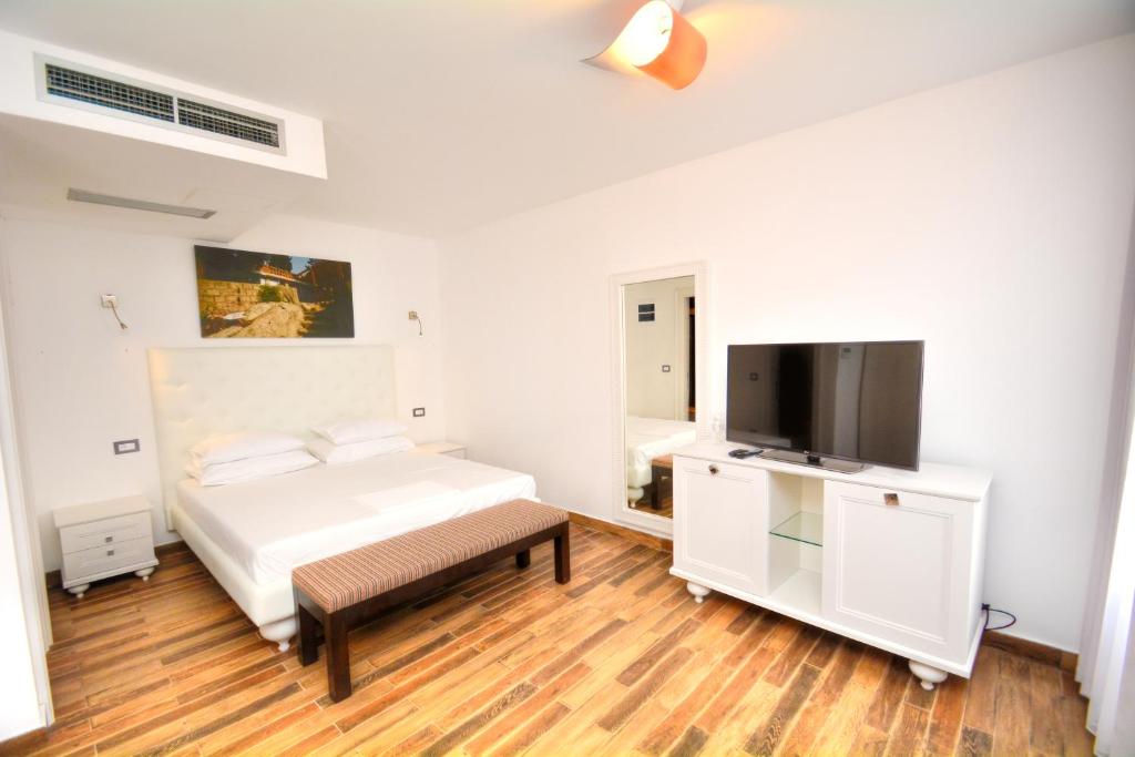 TV a/nebo společenská místnost v ubytování Forte Rose Hotel