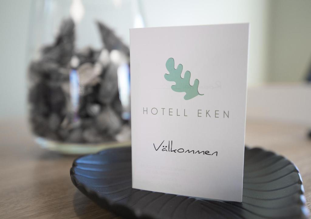 una señal sentada en la parte superior de un plato en una mesa en Hotell Eken Mölndal en Mölndal