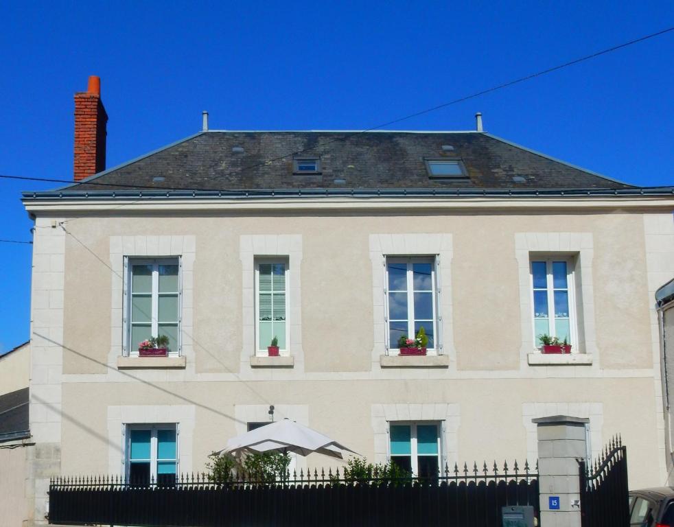 Biały dom z oknami i czarnym płotem w obiekcie la loire et ses chateaux w mieście Montlouis-sur-Loire