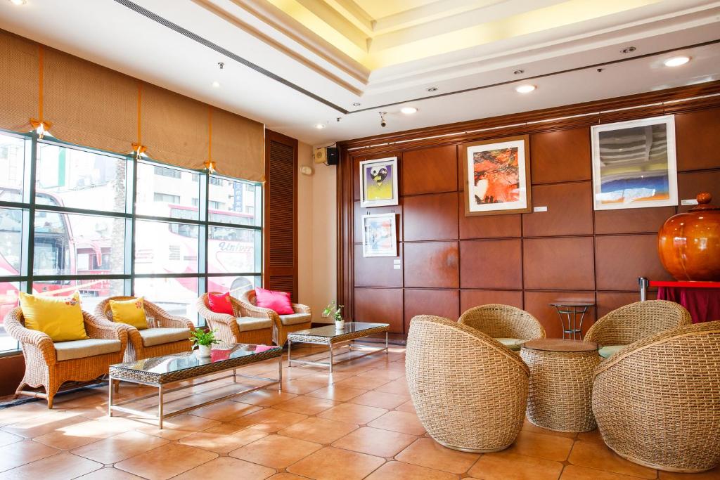 a lobby with chairs and a couch and a table at Wei-Yat Grand Hotel in Anping