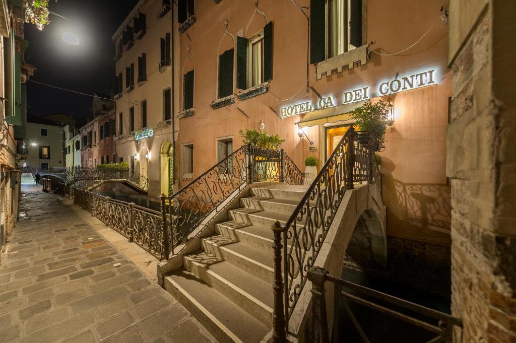 un conjunto de escaleras delante de un edificio por la noche en Hotel Ca' dei Conti, en Venecia