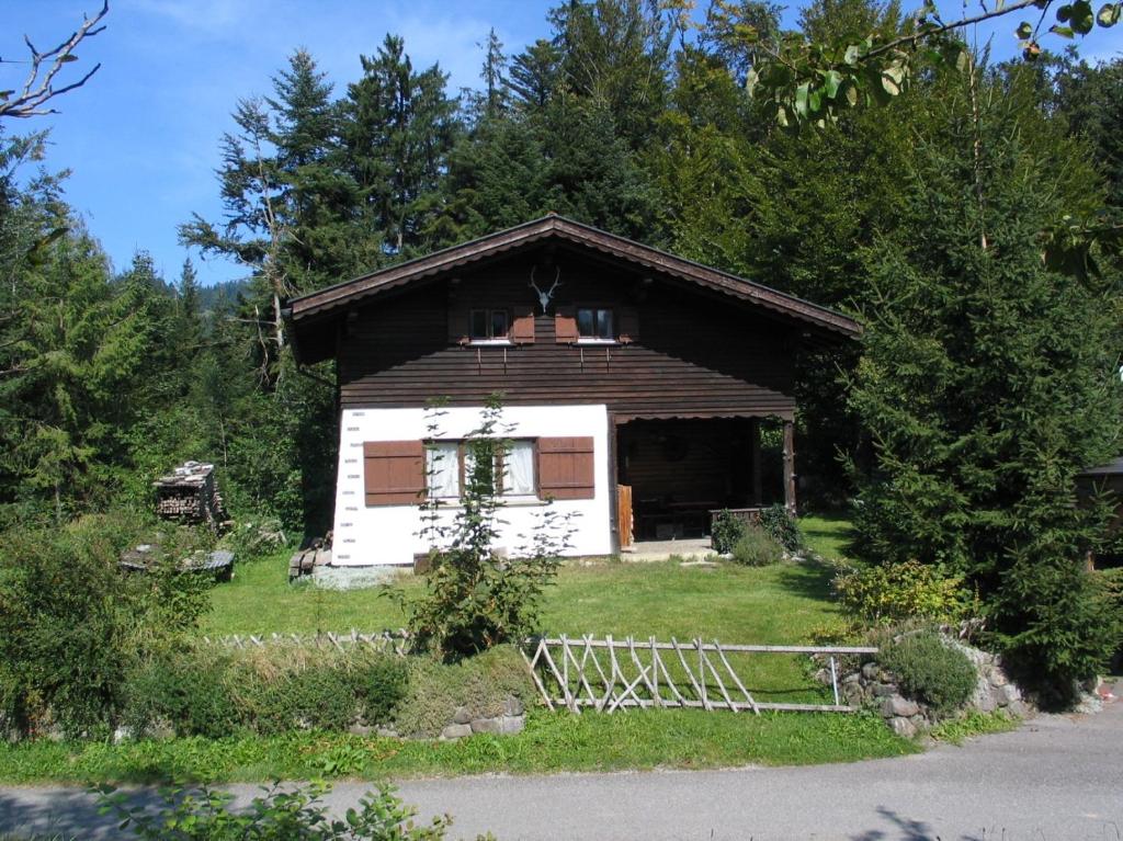 uma pequena casa no meio de uma floresta em Ferienhaus Sinz em Schwarzenberg im Bregenzerwald