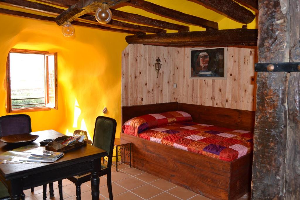 Schlafzimmer mit einem Bett, einem Schreibtisch und einem Tisch in der Unterkunft Rocky in Villajoyosa