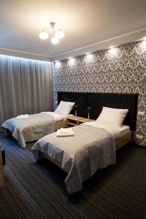 sypialnia z 2 łóżkami i ścianą w obiekcie Szczęśliwa 13 w Poznaniu