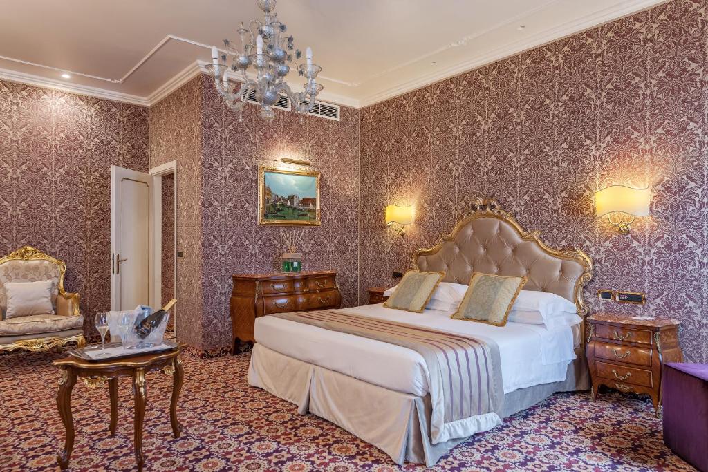 Postel nebo postele na pokoji v ubytování Hotel Ca' dei Conti