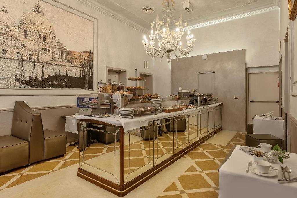 Kuchyň nebo kuchyňský kout v ubytování Hotel Ca' dei Conti