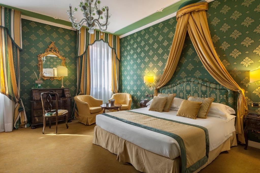 Postel nebo postele na pokoji v ubytování Hotel Ca' dei Conti