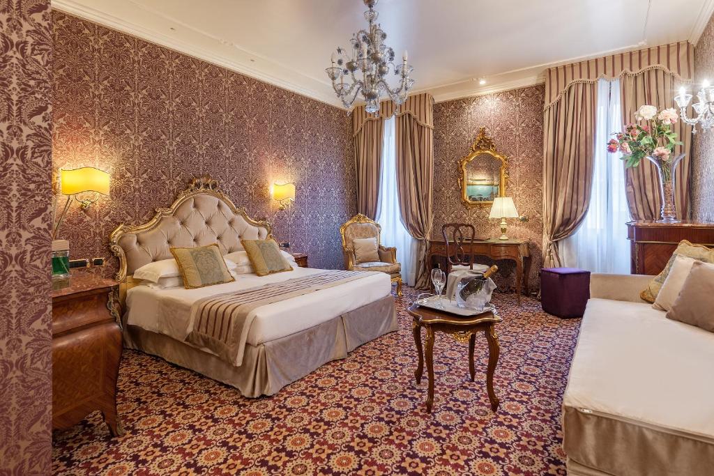 Postel nebo postele na pokoji v ubytování Hotel Ca' dei Conti