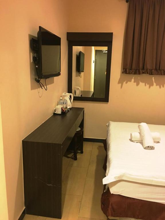 Postel nebo postele na pokoji v ubytování Lintas Plaza Hotel