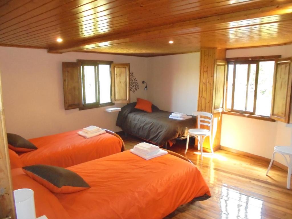 Habitación con 2 camas en una habitación en Casa Saleta, en Melide