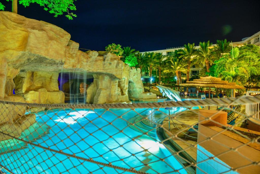 Bazén v ubytování Club Hotel Eilat - All Suites Hotel nebo v jeho okolí