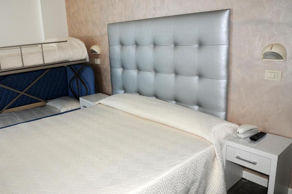 Postel nebo postele na pokoji v ubytování Hotel Daniel's FRONTE MARE