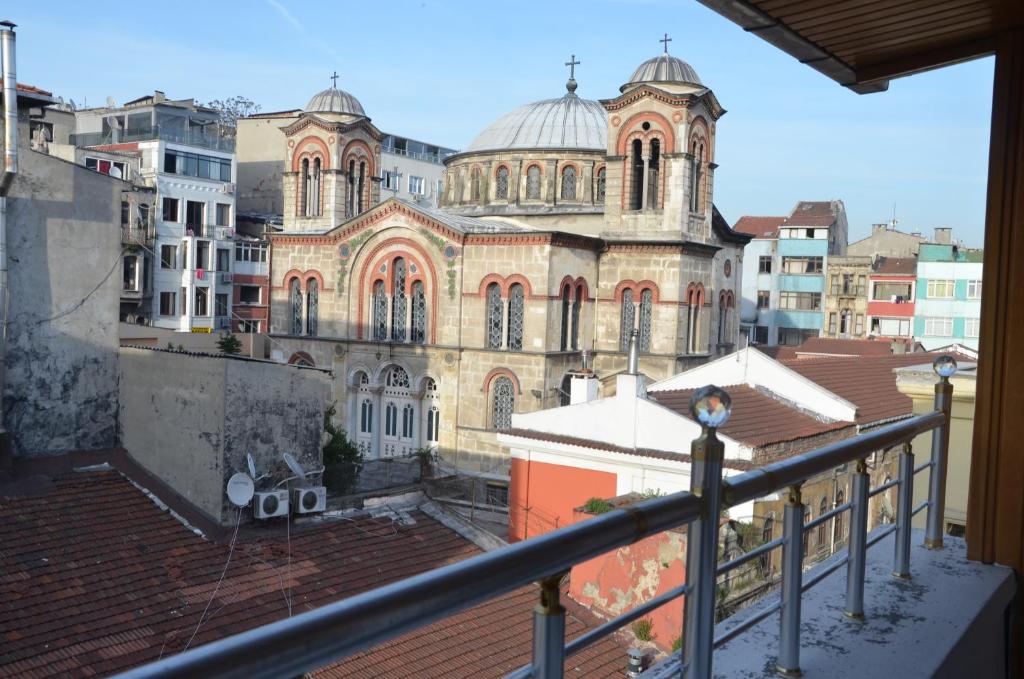 イスタンブールにあるBaran Home Apartsの建物のバルコニーから教会の景色を望めます。