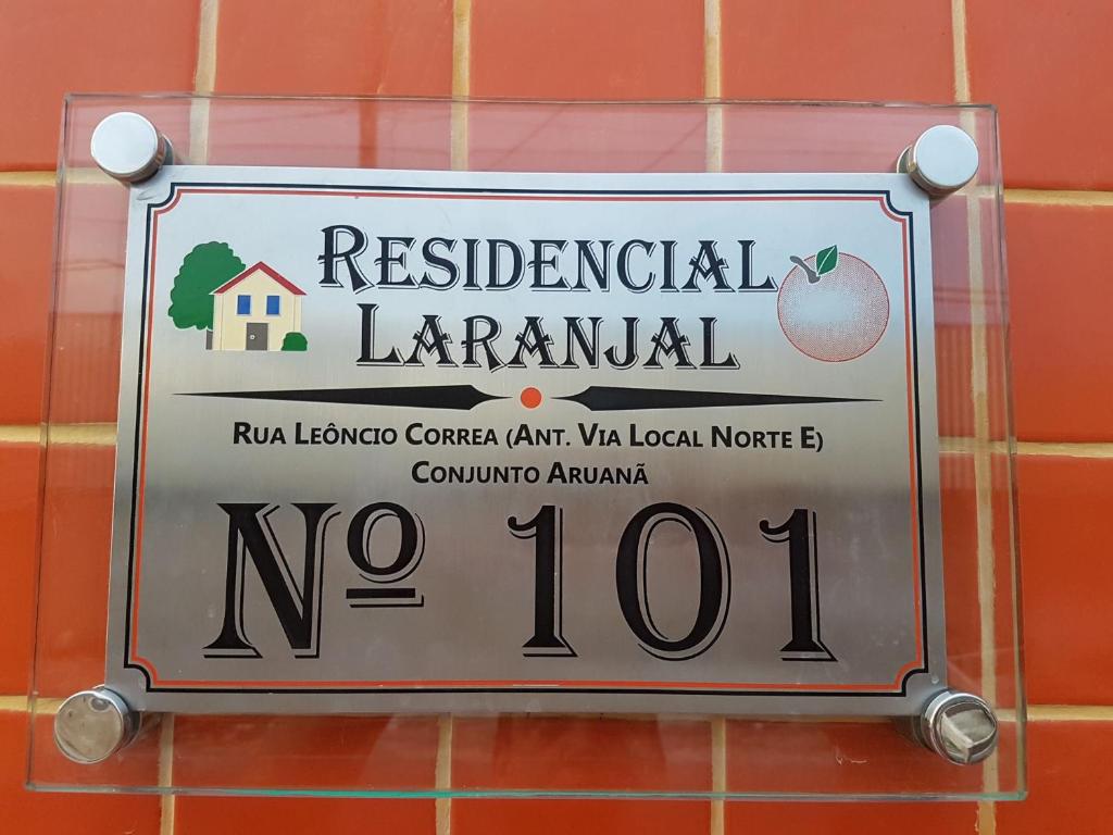 un signo en una pared que dice que respeta el principio de responsabilidad en Residencial Laranjal, en Manaus