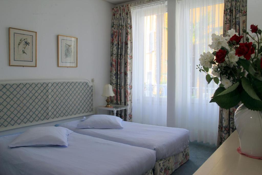 Een bed of bedden in een kamer bij Piccolo Hotel