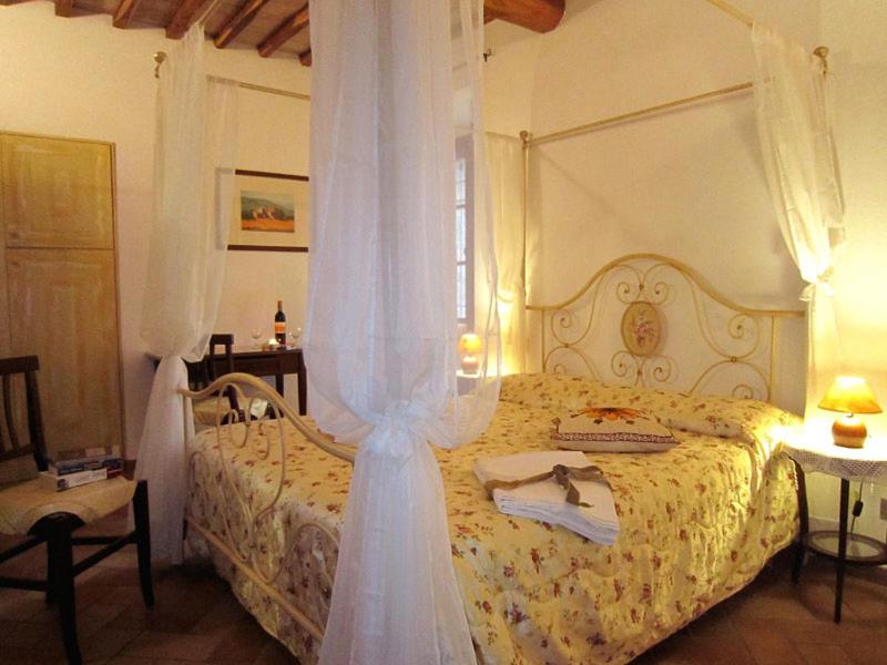 Postel nebo postele na pokoji v ubytování B&B Le Logge Di Sopra