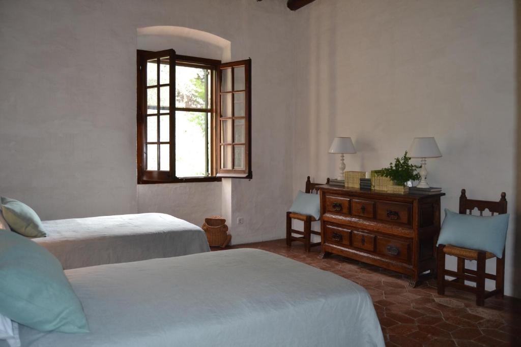 Postel nebo postele na pokoji v ubytování Masia Sitges Mas Peirot Geniune Farmhouse 20 min walk from beaches 60 Heactares of Wine Fields Garden AC Until 18 people