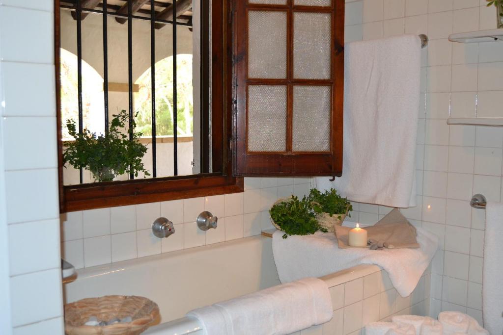 Koupelna v ubytování Masia Sitges Mas Peirot Geniune Farmhouse 20 min walk from beaches 60 Heactares of Wine Fields Garden AC Until 18 people