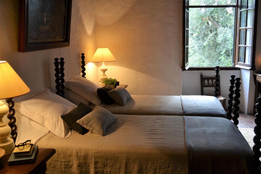 Postel nebo postele na pokoji v ubytování Masia Sitges Mas Peirot Geniune Farmhouse 20 min walk from beaches 60 Heactares of Wine Fields Garden AC Until 18 people