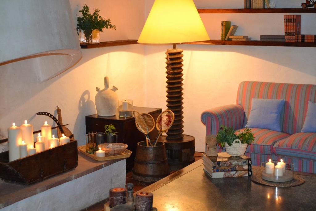 Posezení v ubytování Masia Sitges Mas Peirot Geniune Farmhouse 20 min walk from beaches 60 Heactares of Wine Fields Garden AC Until 18 people