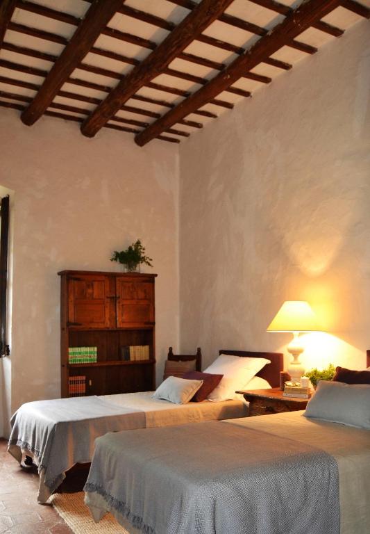 Postel nebo postele na pokoji v ubytování Masia Sitges Mas Peirot Geniune Farmhouse 20 min walk from beaches 60 Heactares of Wine Fields Garden AC Until 18 people