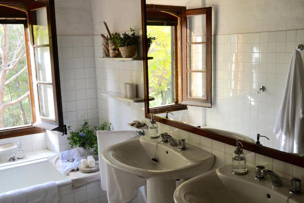 Koupelna v ubytování Masia Sitges Mas Peirot Geniune Farmhouse 20 min walk from beaches 60 Heactares of Wine Fields Garden AC Until 18 people