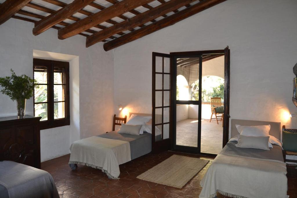 Postel nebo postele na pokoji v ubytování Masia Sitges Mas Peirot Geniune Farmhouse 20 min walk from beaches 60 Heactares of Wine Fields Garden AC Until 18 people